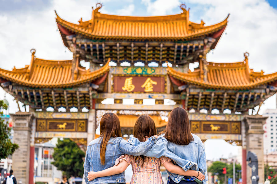 familia en vacaciones frente a un templo chino