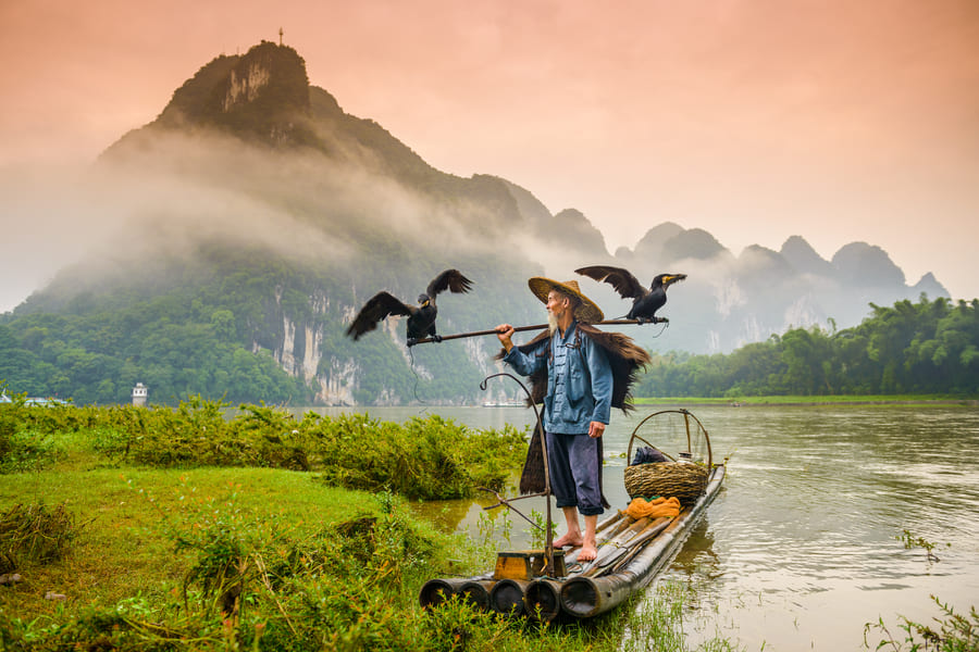 Pescador en lago Yangshuo
